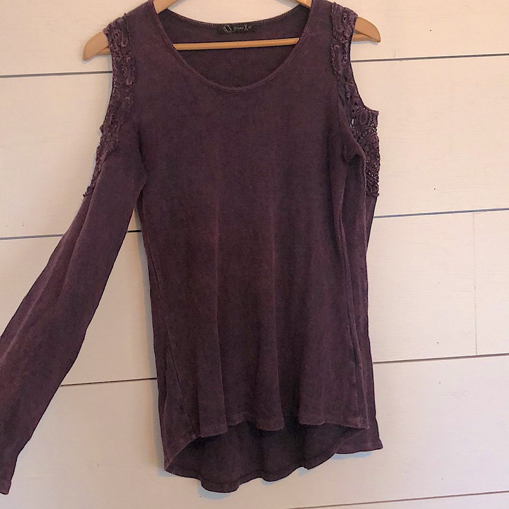 Stretchy asymmetrical open shoulder, purposeful fading.